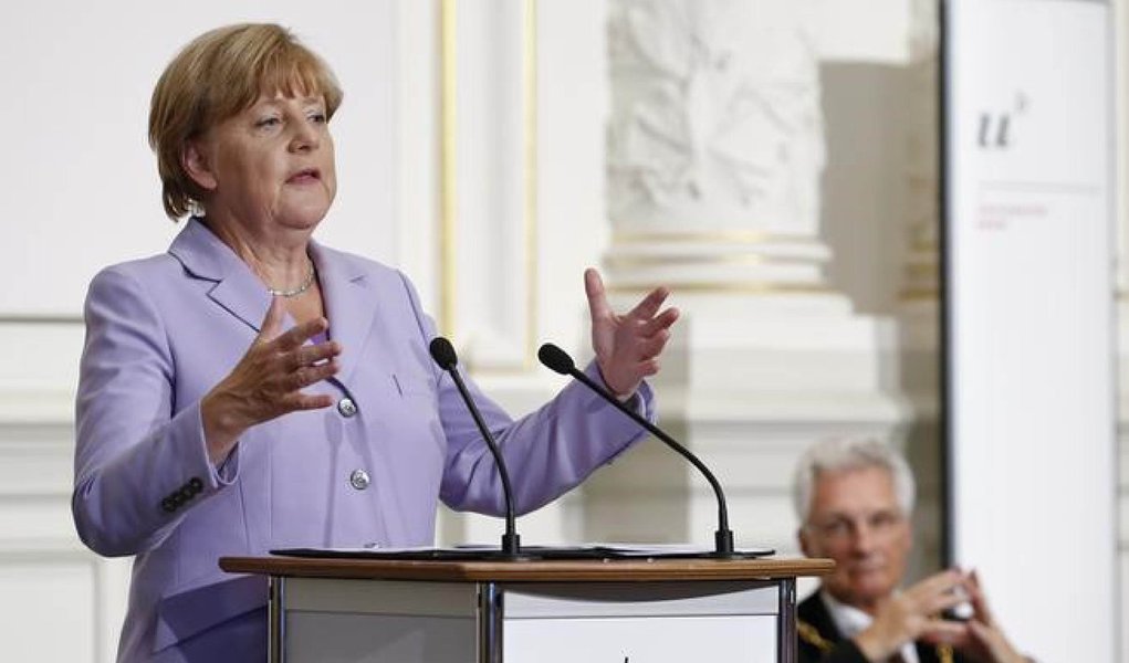 Chanceler alemã, Angela Merkel, disse que o fardo de receber centenas de milhares de refugiados e imigrantes não pode ficar sob responsabilidade de poucos países europeus; ela defendeu um a criação de um sistema de cotas para garantir uma distribuição justa dos imgrantes;"Ao mesmo tempo, se dizemos que Itália e Grécia não podem ser deixados sozinhos com essa tarefa, também não pode ser que três países, como Suécia, Áustria e Alemanha, sejam deixados sozinhos com a maior parte da tarefa", disse Merkel