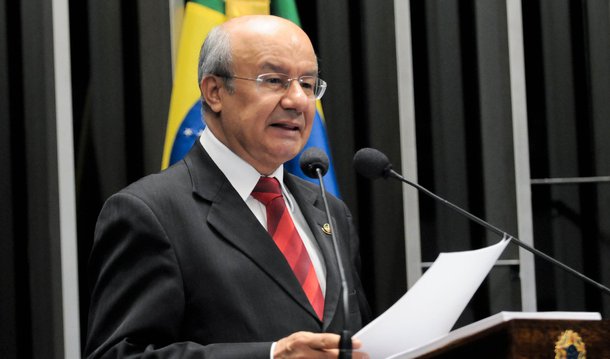 Para amenizar o impacto eleitoral negativo da recriação da CPMF, alguns líderes do PT no Congresso estudam propor à PEC da CPMF uma faixa de isenção para a incidência do imposto; ideia é estabelecer um modelo similar de isenção ao que é adotado atualmente em relação ao Imposto de Renda da Pessoa Física; "Chamamos de faixa de isenção. Estamos conversando", afirmou Pimentel ao Estado. As discussões por uma alternativa menos impopular também envolvem os líderes no Senado do governo, Delcídio Amaral (PT-MS), e do PT, Humberto Costa (PE); eventuais alternativas à CPMF devem ser discutidas entre senadores e o presidente da legenda, Rui Falcão