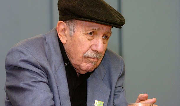 À frente desde 2003 da Secretaria Nacional de Economia Solidária (SENAES), do Ministério do Trabalho e Emprego (MTE), o economista Paul Singer, fundador do PT, diz que já foi informado de que seria substituído por alguém do PDT, partido do atual ministro do Trabalho e Emprego, Manoel Dias. “Fui avisado pelo [ministro-chefe da Casa Civil, Aloizio ] Mercadante. Não por ele pessoalmente. Ele mandou uma pessoa de interesse comum, que disse: ‘olha, você está em vias de ser substituído porque nós precisamos, o Governo Federal precisa dos votos do PDT, estamos sendo vencidos no Congresso, e portanto prepare-se para isso’”, relata