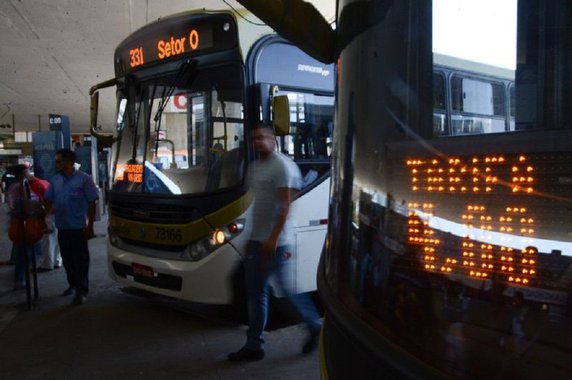 Reajuste faz parte de uma série de medidas anunciadas na última terça-feira pelo governo local para tentar equilibrar as contas da capital federal; novos preços começaram a valer neste domingo; as tarifas que custavam R$ 1,50 passaram para R$ 2,25; as de R$ 2, para R$ 3; as de R$ 2,50, para R$ 3; e as de R$ 3, para R$ 4; passagem do metrô, que era R$ 3, passou para R$ 4 e não haverá mais descontos nos fins de semana e feriados; os valores do tíquete de ônibus eram os mesmos desde 2006