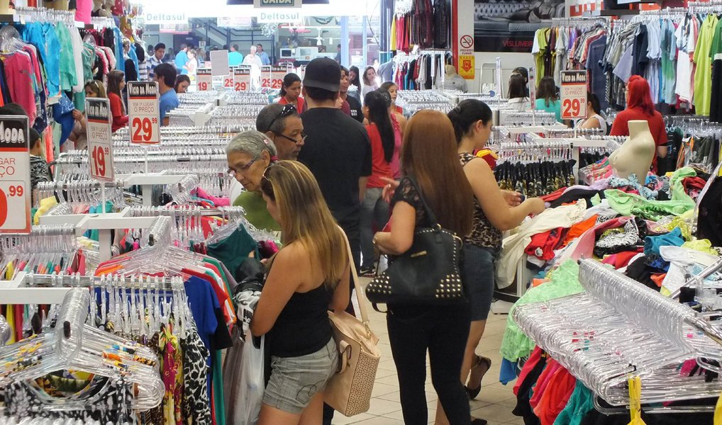 Pesquisa Mensal de Comércio (PMC) divulgada pelo IBGE mostra que o volume de vendas no comércio varejista brasileiro em julho caiu 1% na comparação com junho; segundo o levantamento, a queda no mês foi puxada pelos ramos de equipamentos e materiais para escritório, informática e comunicação (-5,5%) e de móveis e eletrodomésticos (-1,7%); números fizeram a Confederação Nacional do Comércio revisar de 6,5% para 6,7% a retração no volume total de vendas em 2015