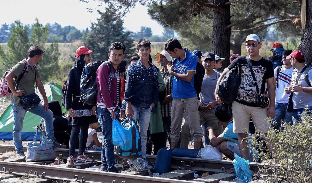 Parlamento húngaro aprovou nesta segunda-feria, 21, nova legislação, reforçando os poderes da polícia e do exército em relação aos migrantes; texto confirma a possibilidade de destacar militares para as fronteiras e autoriza em determinadas condições que o exército e a polícia disparem contra os migrantes, desde que os tiros não sejam mortais, como as balas de borracha; disposições aplicam-se nas zonas onde foi declarado o "estado de crise devido a uma imigração em massa", nas regiões de fronteira com a Sérvia, Croácia, Eslovênia e Áustria