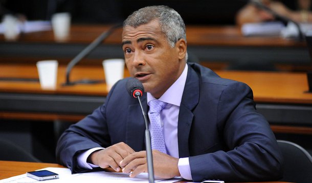 Após negar acusações, senador Romário (PSB-RJ) agora confessa que já teve conta no banco suíço BSI, quando era jogador, mas diz que foi encerrada; no diálogo gravado do senador Delcídio Amaral (PT-MS), petista afirma que a divulgação, pela revista Veja, da existência da conta bancária de Romário ( teria resultado num acordo político para que o ex-jogador apoiasse a candidatura do escolhido do prefeito Eduardo Paes (PMDB) para 2016, o secretário de Coordenação de Governo da prefeitura, Pedro Paulo; MP disse que vai investigar o caso