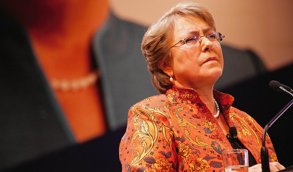 O índice de desaprovação da presidente do Chile, Michele Bachelet, subiu de 70% para 72% em agosto, conforme pesquisa do instituto GfK Adimark; aprovação do governo caiu 2 pontos percentuais em agosto quando comparado a julho, chegando a apenas 24% da população; indicadores são os piores desde que o instituto GfK Adimark iniciou as pesquisas, em 2006