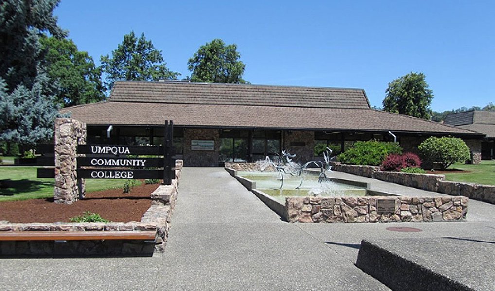 Segundo a Polícia do Estado, ao menos 15 pessoas foram mortas e outras 20 estão feridas; incidente aconteceu no campus da escola profissionalizante Umpqua, em Roseburg, cidade que fica a cerca de 400 km de Portland