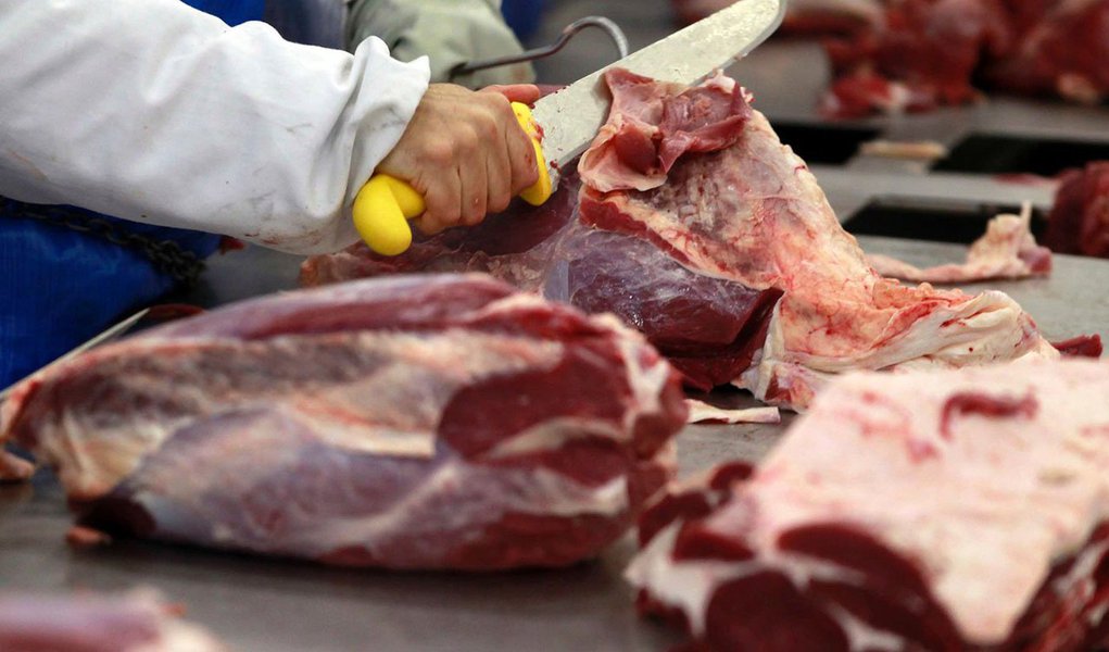Balanço divulgado nesta quarta-feira, 11, pela Associação Brasileira das Indústrias Exportadoras de Carne (Abiec) mostra que o Brasil exportou em outubro 138,7 mil toneladas de carne, com faturamento de US$ 557,3 milhões; aumento de 14,7 % em volume e 5,36% em faturamento sobre o mês de setembro; de janeiro a outubro, as exportações de carne bovina atingiram US$ 4,8 bilhões em faturamento, representando a exportação de 1,1 milhão toneladas de carne