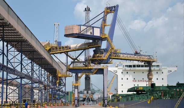 Terminal de Grãos do Maranhão (Tegram), irá realizar neste final de semana o seu primeiro embarque de farelo de sojacom destino à Europa; volume embarcado será de 50 mil toneladas; operação abre novos canais para o agronegócio que visa aumentar a competitividade dos produtores do da região central do país; operação via Tegram promete baratear os custos do transporte terrestre das cargas até os terminais portuários do Sudeste
