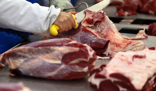 Balanço divulgado nesta quarta-feira, 11, pela Associação Brasileira das Indústrias Exportadoras de Carne (Abiec) mostra que o Brasil exportou em outubro 138,7 mil toneladas de carne, com faturamento de US$ 557,3 milhões; aumento de 14,7 % em volume e 5,36% em faturamento sobre o mês de setembro; de janeiro a outubro, as exportações de carne bovina atingiram US$ 4,8 bilhões em faturamento, representando a exportação de 1,1 milhão toneladas de carne
