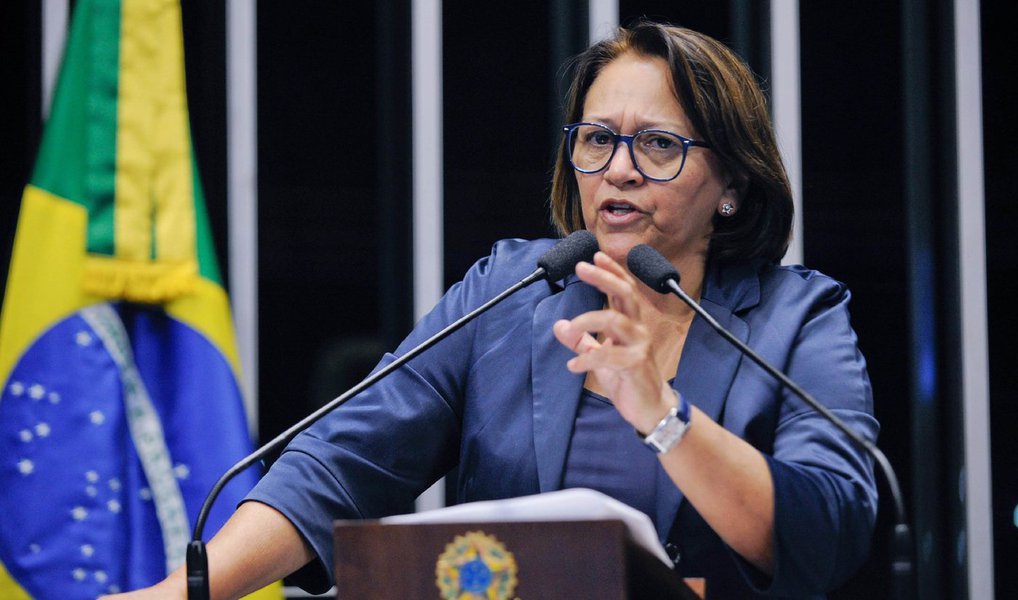 A senadora Fátima Bezerra (PT-RN) registrou, em discurso, manifesto apresentado nesta terça (22) pelo Movimento Coalizão pela Reforma Política Democrática e Eleições Limpas, pedindo à presidente Dilma para vetar o financiamento empresarial de campanha; o movimento Coalizão é formado por mais de cem entidades civis, como a Ordem dos Advogados do Brasil (OAB) e a Conferência Nacional dos Bispos do Brasil (CNBB); para a senadora, a decisão do Supremo sobre a inconstitucionalidade do financiamento empresarial de campanhas políticas representa “um importante passo para moralizar a política no país, dificultando cada vez mais a ação de corruptos e corruptores no Brasil”