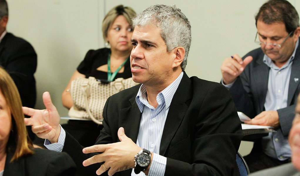 Com dificuldades para manter a qualidade da maioria dos serviços essenciais e até para pagar o 13º salário do funcionalismo, cerca de 40 prefeituras do estado do Rio de Janeiro paralisaram os serviços públicos não essenciais, em protesto contra o que chamam de "estrangulamento econômico" que enfrentam por causa da crise econômica e da queda na arrecadação; nesta terça-feira (29), prefeitos dos municípios envolvidos no protesto apresentarão ao presidente da Câmara, Eduardo Cunha (PMDB-RJ), em Brasília, propostas de redução de gastos