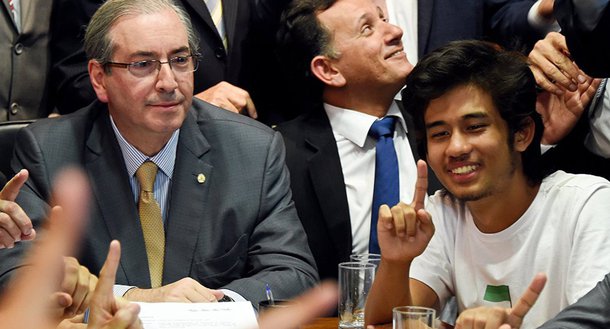 Fernando Brito, editor do Tijolaço, ironiza a aliança entre Kim Kataguiri, do Movimento Brasil Livre, com Eduardo Cunha; "Os acusadores, os probos, os puros, os moralistas incondicionais posando com o homem das contas na Suíça, como seus 'meninos'. A rigor, dá pena", diz ele