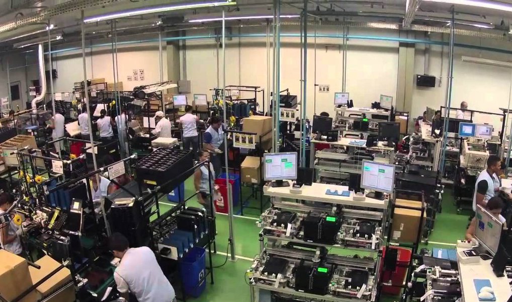 Segundo o levantamento do IDC, as vendas de computadores pessoais no Brasil devem somar 7,4 milhões de unidades em 2015, uma queda de 29% sobre os 10,3 milhões de PCs comercializados em 2014