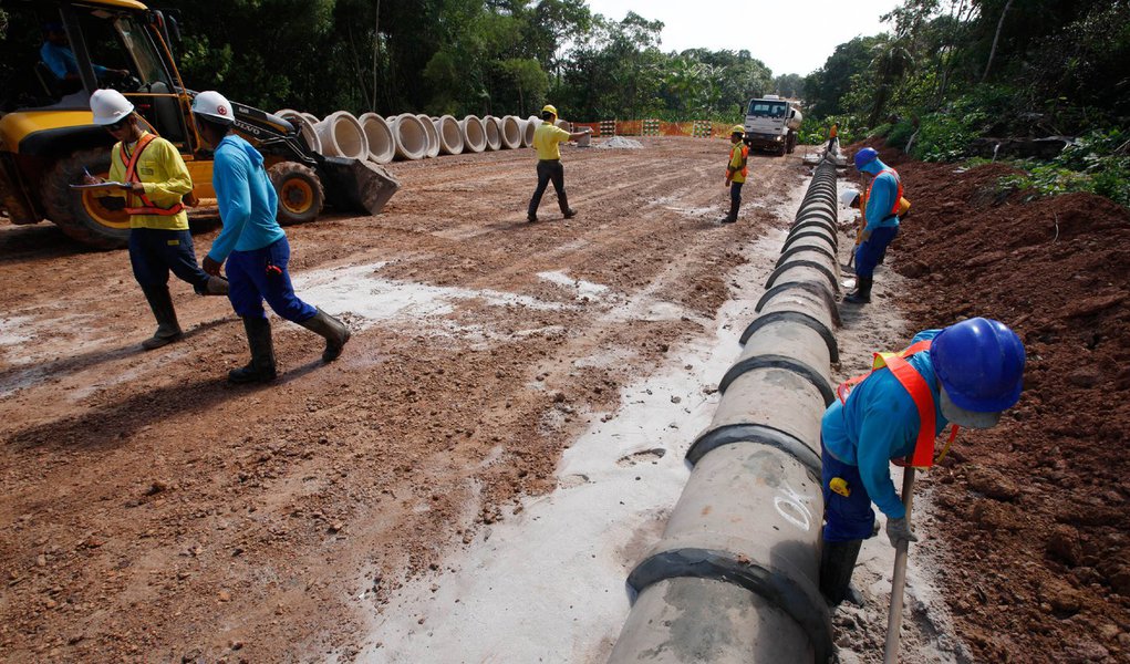 Balanço feito pelo Instituto Trata Brasil aponta que 52% das obras de saneamento do Programa de Aceleração do Crescimento (PAC) enfrentam problemas; segundo a análise, 20% das obras estão paralisadas, 17% atrasadas e 15% ainda não foram iniciadas; estudo mostra ainda que 29% das obras de água e esgoto foram concluídas e 15% estão com andamento normal; investimentos previstos somam R$ 21,09 bilhões, sendo R$ 10,87 bilhões para obras de esgoto e R$ 10,21 bilhões para abastecimento d'água