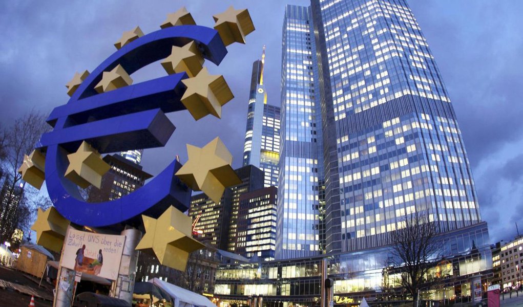 O Banco Central Europeu (BCE) deve reduzir as projeções de inflação,  embora não tenha tomado ações concretas de política monetária; instituição disse que deverá reforçar programa de compra de títulos se as perspectivas de crescimento e inflação enfraquecerem mais; BCE deve anunciar que a chance de não atingir sua meta de inflação no médio prazo cresceu devido a queda no preo do petróleo no mercado internacional e fraco crescimento da China