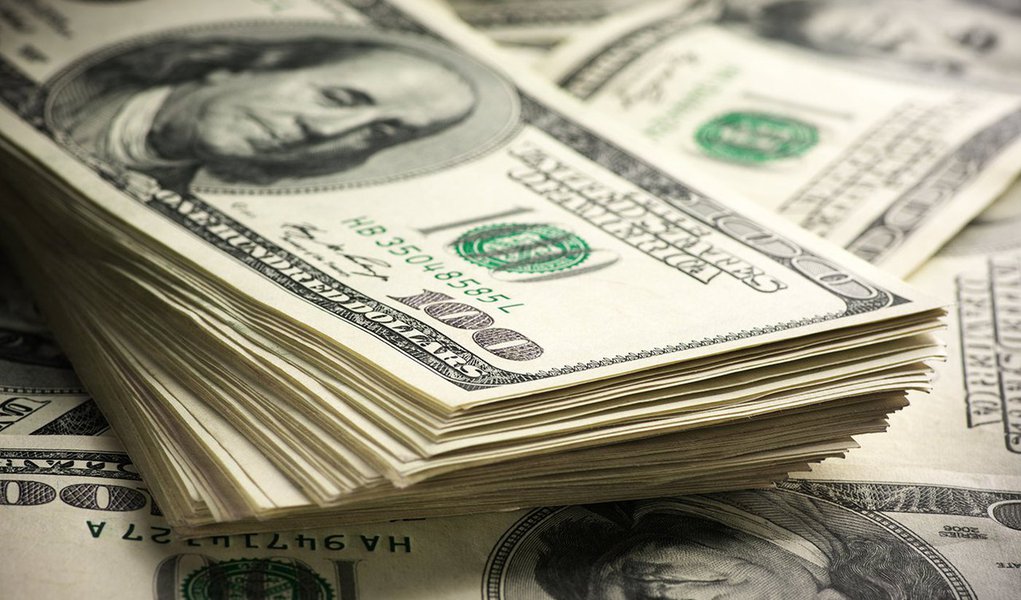 Moeda norte-americana registrou alta de cerca de 2% e fechou cotada próxima de R$ 3,96, segundo maior nível de fechamento da história; alta foi atribuída aos rumores de um novo possível rebaixamento do grau de investimento Brasil; dólar fechou a sexta-feira (18) cotado a R$ 3,9582 reais na venda, maior nível desde 10 de outubro de 2002, quando chegou na máxima histórica de R$ 3,990