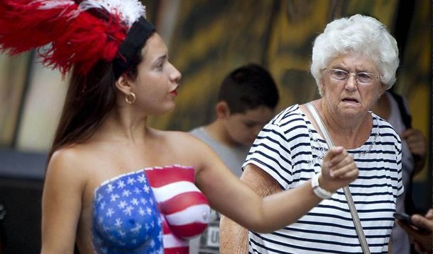 A cidade de Nova York quer colocar ordem na Times Square com imposição de novas regras para controlar as pessoas fantasiadas de personagens e mulheres com poucas roupas que atraem críticas por comportamentos agressivos ao buscar gorjetas de turistas; o prefeito Bill De Blasio e o governador Andrew Cuomo apontaram as performances nas ruas como uma ameaça, que pode levar a Times Square aos "tempos antigos ruins", quando a área era frequentada por prostitutas, pedintes e traficantes de drogas