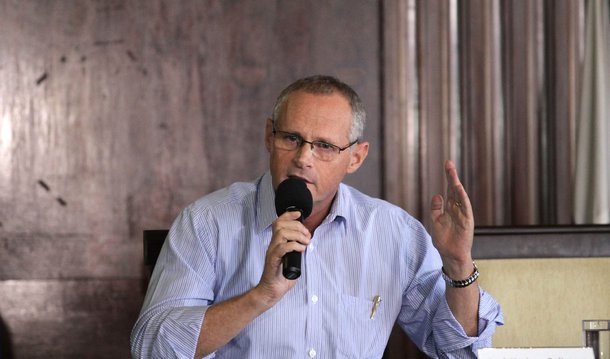 O secretário de Segurança Pública do Estado do Rio, José Mariano Beltrame, afirmou que, após matarem o jovem de 17 anos Eduardo Felipe Santos Victor, os policiais militares que alteraram a cena do crime serão expulsos; eles estão presos; "A única maneira que tenho de me desculpar com a população é colocando essas pessoas na rua. Têm que sair, não fazem jus (a corporação)", disse Beltrame