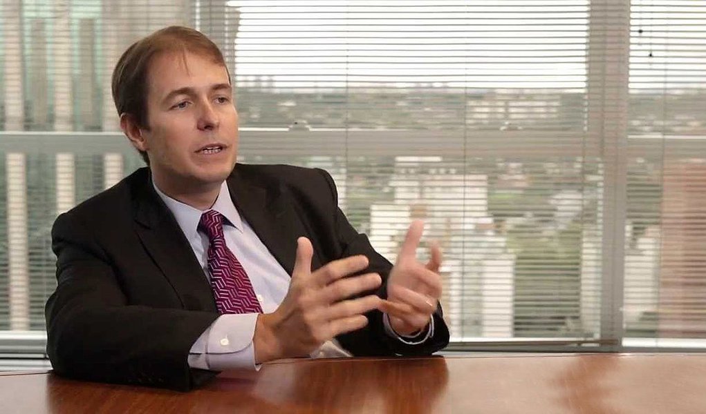 Ex-presidente do Goldman Sachs no Brasil e do Citigroup na América Latina, Ricardo Lacerda, afirma ainda que os investidores estrangeiros estão perplexos com o governo e que o rebaixamento por outras agências de risco é inevitável: "Os empresários estão com medo de quebrar, e os trabalhadores, com medo de perder emprego. Esse sentimento negativo reverbera mundo afora e afeta nossa credibilidade com o investidor estrangeiro", acrescenta ele, que fundou seu banco de investimento, BR Partners, em 2009, fez mais de 90 operações, ultrapassando R$ 70 bilhões