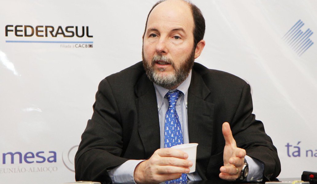 Ex-presidente do Banco Central rebate argumento de que nunca se viu situação econômica tão ruim quanto a atual e lembra da chamada "década perdida", entre 1982 e 1993; mas destaca que "o Brasil vive hoje, sim, uma crise grave, que escancara as consequências do modelo político e econômico atual"; com duras críticas à política econômica do governo Dilma, o economista lista sugestões