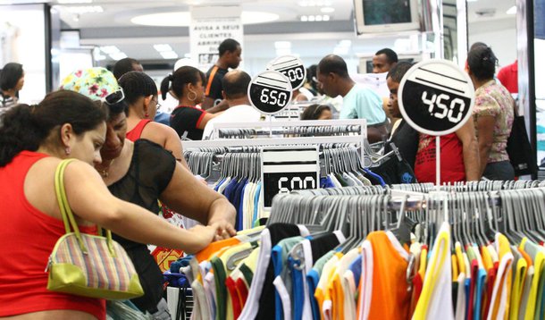 Índice de Confiança do Empresário do Comércio (Icec), medido pela Confederação Nacional do Comércio de Bens, Serviços e Turismo (CNC), caiu 4,7% na passagem de julho para agosto deste ano; na comparação com agosto de 2014, a queda foi 24,6%; segundo a CNC, queda foi provocada por recuos em oito dos nove componentes do índice, com destaque para a expectativa do empresário em relação à economia (-7,8%), a intenção de contratação de funcionários (-6,8%) e a avaliação em relação à condição atual da empresa (-6,2%); apenas a avaliação sobre a situação dos estoques teve uma leve alta (0,1%)