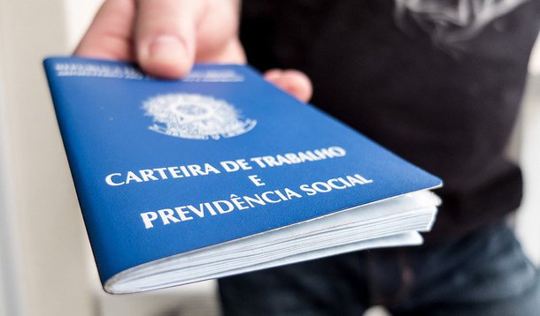 O Estado do Paraná fechou 2014 com um estoque de 3,2 milhões de trabalhadores formais, de acordo com dados Relação Anual de Informações Sociais (Rais) do Ministério do Trabalho e Emprego; Paraná foi o estado da Região Sul que apresentou o maior contingente de trabalhadores em 2014, ficando à frente do Rio Grande do Sul, com 3,1 milhões de trabalhadores formais, e Santa Catarina, com 2,3 milhões; no ranking nacional, o Paraná atrás apenas de São Paulo, Minas Gerais e Rio de Janeiro