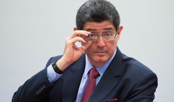 "A percepção dos analistas e dos investidores de uma maneira geral é que o país tem dificuldade de fazer ajuste e não tem convicção da necessidade de ajuste", avaliou Zeina Latfi, da XP Investimentos; "Parte disso é culpa do próprio governo por não ter dado a devida blindagem ao ministro da Fazenda, Joaquim Levy, e ao vice-presidente, Michel Temer. Quando há fogo amigo e confusão da parte da própria presidente Dilma Rousseff quanto ao papel dos dois, isso contamina a avaliação das agências", disse Thiago Aragão da Arko Advice; "Todo mundo vai olhar com dúvidas sobre o efeito na parte fiscal, se o governo irá se sentir mais pressionado a fazer alguma coisa, a precipitar alguma medida", frisou José Guimarães, do Banco Fator