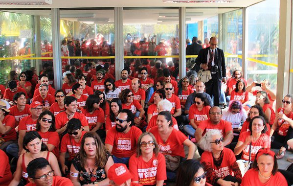 Os servidores técnico-administrativos da Universidade Federal do Rio de Janeiro (UFRJ) decidiram pela continuidade da greve quue já tem mais de 90 dias ded uração; categoria recusou reajuste oferecido pelo governo de 21,3%, parcelado em quatro anos; "Como não houve uma contraproposta do governo até agora, estamos tentando antecipar para amanhã (2) ou quinta-feira (3) um encontro que teríamos sexta-feira (4), em Brasília, com representantes do governo, disse o presidente do Sindicato dos Servidores da UFRJ, Francisco de Assis