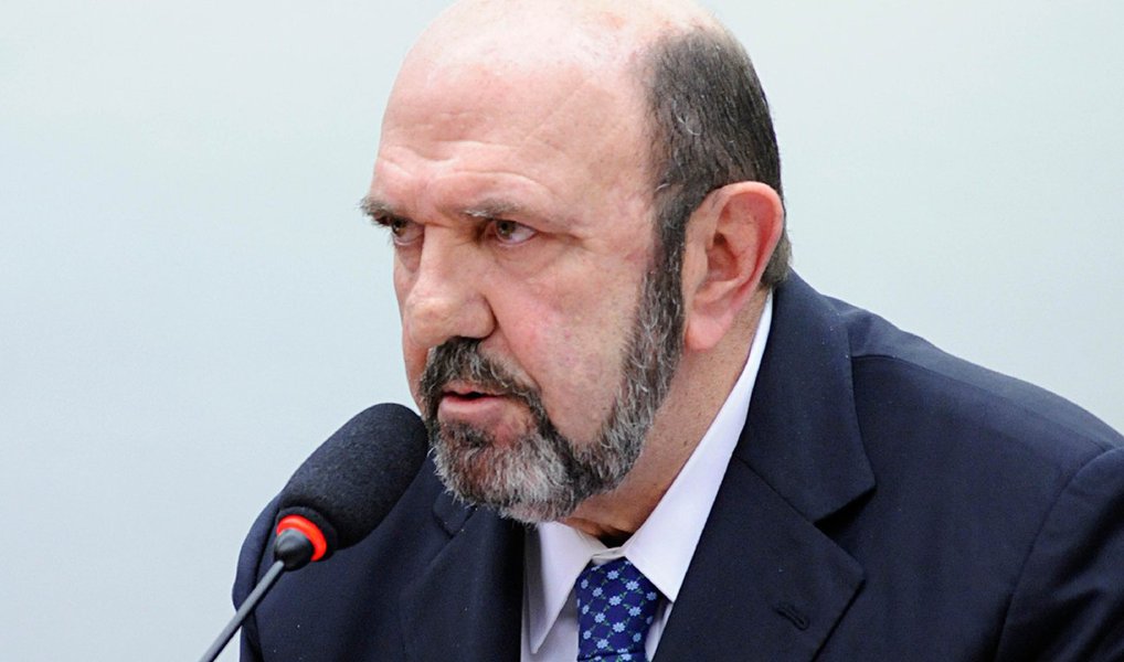 O empresário Ricardo Pessoa, um dos delatores da Operação Lava Jato, ficou em silêncio durante depoimento prestado na quarta (16) ao Tribunal Superior Eleitoral (TSE); ele optou pelo direito constitucional de não se incriminar e alegou que os termos de sua delação premiada, na qual citou parlamentares que receberam suas doações de campanha, estão em segredo de Justiça no STF; depoimento do empresário foi requisitado pelo PSDB na ação do partido contra a coligação da presidente Dilma Rousseff e do vice-presidente Michel Temer