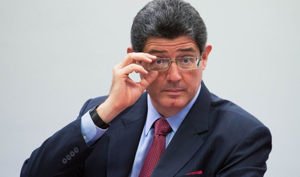 "A percepção dos analistas e dos investidores de uma maneira geral é que o país tem dificuldade de fazer ajuste e não tem convicção da necessidade de ajuste", avaliou Zeina Latfi, da XP Investimentos; "Parte disso é culpa do próprio governo por não ter dado a devida blindagem ao ministro da Fazenda, Joaquim Levy, e ao vice-presidente, Michel Temer. Quando há fogo amigo e confusão da parte da própria presidente Dilma Rousseff quanto ao papel dos dois, isso contamina a avaliação das agências", disse Thiago Aragão da Arko Advice; "Todo mundo vai olhar com dúvidas sobre o efeito na parte fiscal, se o governo irá se sentir mais pressionado a fazer alguma coisa, a precipitar alguma medida", frisou José Guimarães, do Banco Fator