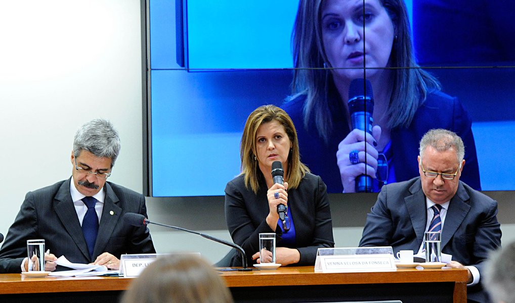 A ex-gerente executiva da área de Abastecimento da Petrobras Venina Velosa da Fonseca repetiu, em depoimento à CPI da Petrobras, denúncias de que a direção da estatal sabia de irregularidades em contratos e acusou o ex-presidente da empresa José Sérgio Gabrielli de conivente; Venina foi acusada, por uma investigação interna, de responsabilidade em quatro irregularidades; ela negou que o ex-presidente Lula tivesse conhecimento da corrupção na Petrobras