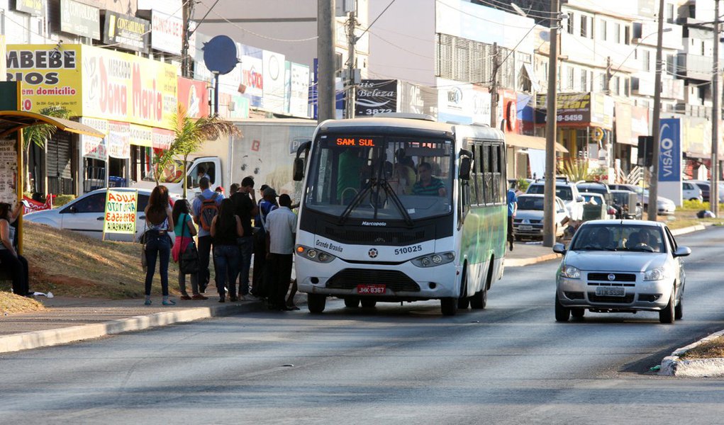 Mais de 50% dos moradores de Samambaia utilizam transporte público para trabalhar. O ônibus coletivo é usado por 46,86% da população, e o metrô, por 8,06%. O carro é a escolha de 24,47%, enquanto 9,17% vão a pé, 2,14% de moto e 1,17% de bicicleta. Os dados são da Pesquisa Distrital por Amostra de Domicílios (Pdad) de 2015, apresentada pela Companhia de Planejamento do Distrito Federal 