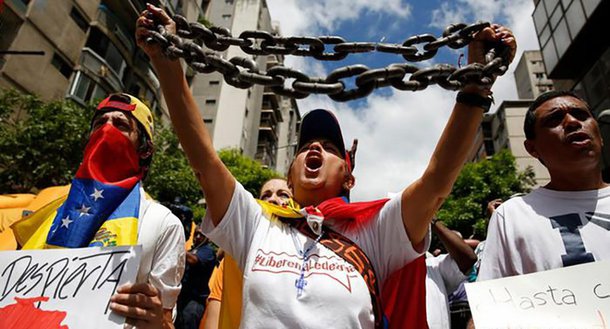 A oposição venezuelana realizou pequenas manifestações nas principais cidades do país nem protesto contra a condenação do político Leopoldo López a quase 14 anos de prisão; López, que é dos líderes da oposição ao governo do presidente Nicolás Maduro, foi condenado por incitar os protestos contra o governo em 2014 que resultaram na morte de 43 pessoas