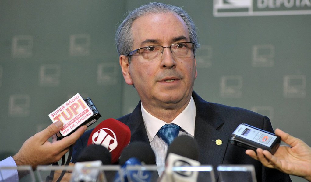 Plenário do Supremo Tribunal Federal concedeu nesta quinta-feira 3 mais 15 dias para o presidente da Câmara apresentar defesa à corte; há duas semanas, Eduardo Cunha (PMDB-RJ) foi denunciado por corrupção e lavagem de dinheiro na Operação Lava Jato; prazo terminaria no dia 9 de setembro; com a nova decisão, Cunha pode se manifestar até 24 de setembro