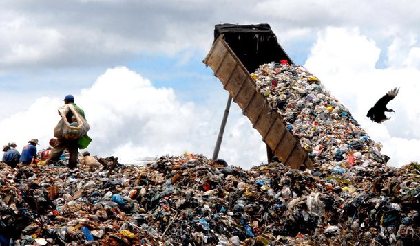 Um relatório do Banco Mundial apontou que o número de pessoas que vivem na extrema pobreza no mundo cairá para 702 milhões no final deste ano, frente aos 902 milhões de 2012; ou seja, pela primeira vez, o índice cai para 10% da população - o BM informou que foi atualizada a linha de pobreza extrema, de US$ 1,25 por dia, para US$ 1,90 ao dia; nos últimos três anos, 200 milhões de pessoas saíram da extrema pobreza e o percentual total em relação à população mundial vai passar de 12,8% em 2012 para 9,6 % no final deste ano, prevê a entidade