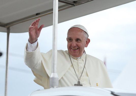 Papa Francisco, que desembarcou neste sábado (19) em Cuba, disse que o reatamento das relações diplomáticas com os Estados Unidos após 53 anos de rompimento foi uma "vitória do diálogo"; "Estamos sendo testemunhas de um acontecimento cheio de esperança: o processo de normalização das relações entre dois povos, após anos de distanciamento. É um processo e um sinal da vitória da cultura do encontro e do diálogo", destacou; para o papa, reestabelecimento do diálogo é um exemplo de reconciliação para o mundo" em meio a um "momento de terceira guerra mundial em partes"
