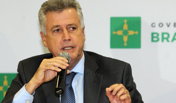 Em consonância com as medidas anunciadas para colocar Brasília novamente dentro do limite da Lei de Responsabilidade Fiscal (LRF), o governador Rodrigo Rollemberg vai anunciar a nova estrutura do Executivo local em 13 de outubro; entre as ações para reequilibrar as finanças, estão a redução de pelo menos 20% das despesas com cargos comissionados e o corte no número de secretarias — de 24 para 16 — e de administrações regionais — de 31 para 24
 