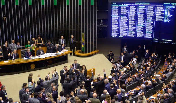 Com a imposição do presidente da Câmara, Eduardo Cunha (PMDB-RJ), de não aceitar analisar a proposta de repatriação de recursos depositados no exterior, o governo cedeu à pressão e decidiu apresentar um outro projeto de lei, com urgência constitucional, sobre o mesmo tema; uma proposta de origem do Senado estava na pauta da sessão da Câmara desta terça (8), mas sua votação foi cancelada; o governo enviará um novo PL sobre o tema, o que, segundo o governo, levará a arrecadas entre R$ 30 bilhões e R$ 100 bilhões