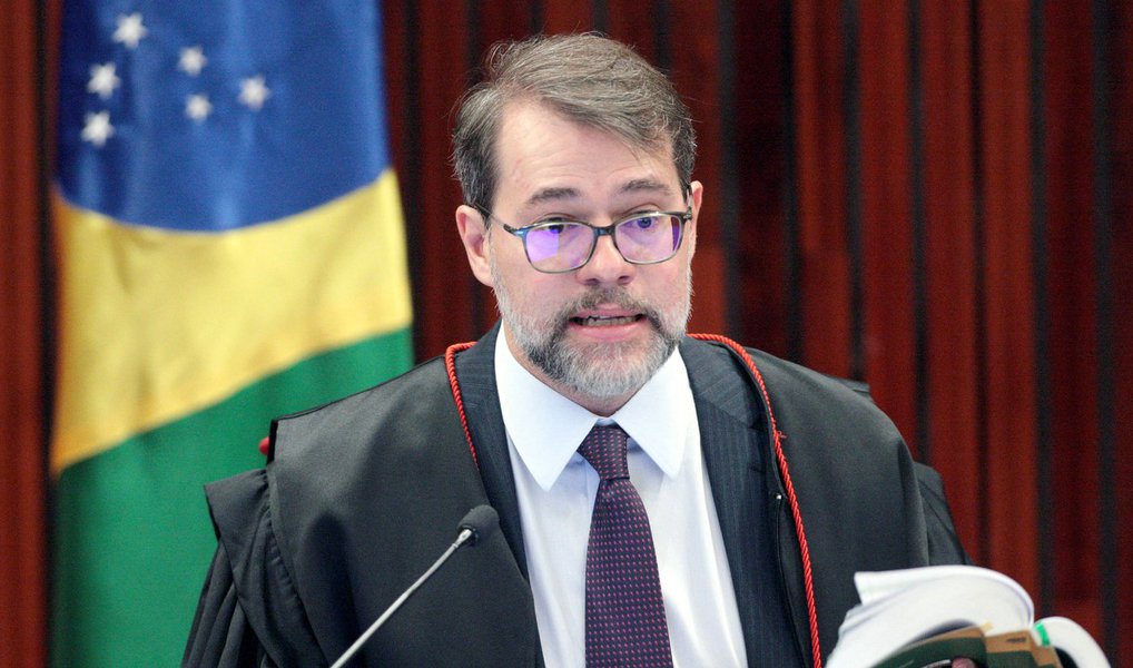 O presidente do Tribunal Superior Eleitoral (TSE), ministro Dias Toffoli, defendeu nesta quinta-feira, 24, que a Justiça Eleitoral estabeleça uma "regra de transição" para a decisão do Supremo Tribunal Federal que proibiu a doação de empresas a campanhas e partidos políticos; ele defendeu a criação de uma resolução que leve em conta o exercício financeiro; "Esse exercício se iniciou sob determinada regra, penso que ele deve terminar sob essa regra. Depois quem entender que isso não é adequado que vá ao Supremo com reclamação e lá decida", disse; ministro Gilmar Mendes, que já anunciou que pretende reabrir o julgamento sobre o tema, reafirmou seu posicionamento de que é preciso que o Supremo "module" a decisão tomada, isto é, decida a partir de quando passa a valer