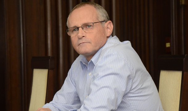 Secretário de Segurança Pública do Rio de Janeiro, José Mariano Beltrame, e deputados da Frente Parlamentar Pelo Controle de Armas se reuniram com o presidente do Congresso, senador Renan Calheiros (PMDB-AL), para pedir que o PL 3722/12, que revoga o Estatuto do Desarmamento, seja barrado pelos senadores; "O Estatuto do Desarmamento é um instrumento que contribui muito para a redução dos homicídios, e não podemos permitir, em um país que tem um número de pessoas vitimadas por arma de fogo, agora venha flexibilizar, fornecendo armas de fogo, inclusive para quem responde processo culposo”, disse