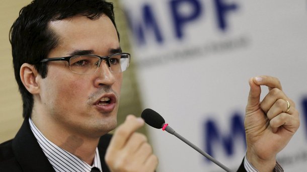 Coordenador da força-tarefa da Lava Jato, procurador Deltan Dallagnol disse ontem que "a democracia sofre um ataque toda vez que o poder não é exercido para o povo"; MPF denunciou nesta sexta-feira 17 pessoas por crimes no esquema de corrupção da Petrobras e informou que mais de R$ 60 milhões foram pagos em propina no âmbito da Diretoria de Serviços da estatal; "A corrupção em larga escala desvirtua o exercício do poder, que deveria ser exercido em beneficio da população, mas é exercido em benefício dos próprios governantes", disse Dallagnol, em coletiva de imprensa