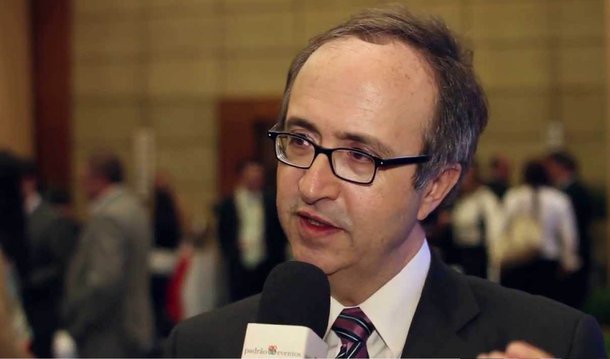 O blogueiro de Veja Reinaldo Azevedo sai em defesa das doações empresariais e ataca a decisão do Supremo Tribunal Federal que as proibiu; segundo ele, se prevalecer o posicionamento do STF, as eleições de 2016 serão disputadas "no crime"; "O Senado tem até sexta-feira para corrigir a besteira monumental feita pelo Supremo — sob o patrocínio da OAB e com o incentivo do ministro Roberto Barroso, autor intelectual da tese —, que resolveu considerar inconstitucional a doação de empresas a campanhas eleitorais", afirma; "É estupefaciente que, a praticamente um ano do pleito de 2016, o STF tenha tomado essa decisão, sem modulá-la, isto é, sem dizer a partir de quando está dada a sua validade", critica