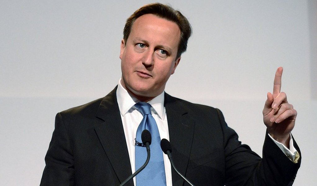 O primeiro-ministro britânico, David Cameron, fez referência à decisão do chefe do Kremlin, Vladimir Putin, de realizar uma ação militar na Síria para apoiar o presidente sírio Bashar al-Assad; a Rússia começou a atacar alvos na Síria --um aumento dramático do envolvimento estrangeiro na guerra civil que tem sido criticado por alguns como uma tentativa de dar sustentação a Assad; "Eles estão apoiando o assassino Assad, o que é um erro terrível para eles e para o mundo", disse Cameron à BBC