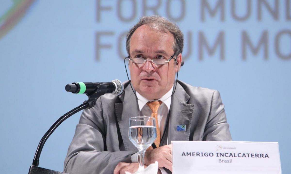 O representante para América do Sul do Alto Comissariado das Nações Unidas (ONU) para os Direitos Humanos (ACNUDH), Amerigo Incalcaterra, disse hoje (2) que atitudes como a dos policiais militares acusados de alterar a cena da morte de Eduardo Felipe Santos Victor, baleado no morro da Providência, região central do Rio de Janeiro, colocam em sério risco o projeto das UPPs como um modelo de polícia comunitária; Eduardo, de 17 anos, segundo as investigações, teria sido morto por policiais da Unidade de Polícia Pacificadora (UPP) daquele morro