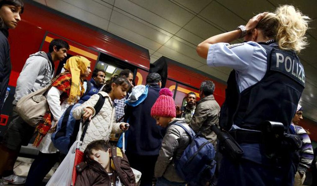 Primeira-ministra alemã, Angela Merkel, afirmou que os refugiados e imigrantes que se dirigirem ao país com o intuito de buscar uma vida melhor em trmos econômicos mas que não estão fugindo da guerra não serão recebidos; "Aqueles que não estão fugindo de perseguição política ou guerra, mas estão vindo até nós por necessidades econômicas, não poderão ficar na Alemanha", disse Merkel