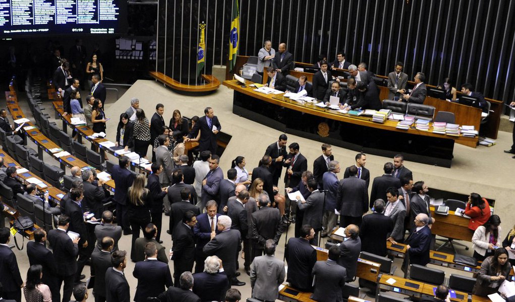 A Câmara dos Deputados aprovou a Proposta de Emenda à Constituição (PEC) 172/12, que proíbe a União de impor ou transferir encargos ou a prestação de serviços aos estados, ao Distrito Federal ou aos municípios sem a previsão de repasses financeiros necessários ao seu custeio; texto prevê, ainda, que os atos sobre os repasses de serviços e encargos só entrarão em vigor se existir dotação orçamentária para o pagamento das despesas decorrentes; PEC deverá passar por uma nova votação na Câmara para ser encaminhada ao Senado