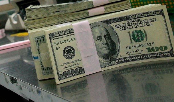 Dólar reduzia a alta para pouco mais de 1% sobre o real nesta segunda-feira, 31, em meio à briga pela formação da Ptax de agosto, taxa calculada pelo BC que serve de referência para diversos contratos cambiais, favorável a suas operações; às 12:42, o dólar avançava 1,24%, a R$ 3,6298 na venda; na máxima da sessão, o dólar subiu 2,77%, a R$ 3,6845, maior nível intradia desde 16 de dezembro de 2002, quando foi a R$ 3,7000