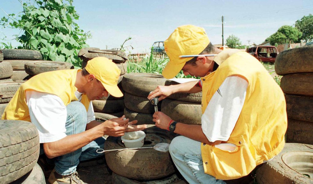 Estado do Rio de Janeiro notificou mais de 53 mil casos suspeitos de dengue até o fim de agosto; dado representa aumento de 580% em relação ao número registrado em todo o ano passado. Em 2014, foram quase 8 mil infectados pelo Aedes aegypti, mosquito transmissor da doença; número de mortes em decorrência da doença também aumentou: foram 13 de janeiro até agora, três a mais que de janeiro a dezembro de 2014; segundo o subsecretário de Vigilância em Saúde, Alexandre Chieppe, o maior número de casos este ano se deve à volta do vírus tipo 1, principalmente em municípios do interior do Rio, que não tinham histórico de circulação desse vírus