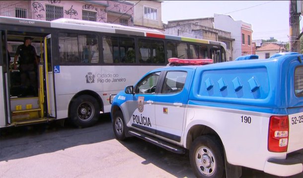 No primeiro fim de semana da Operação Verão, antecipada este ano em função de arrastões na orla do Rio de Janeiro, a Polícia Militar fez 50 abordagens a crianças e adolescentes; segundo balanço da Secretaria Municipal de Desenvolvimento Social (SMDS), 38 menores foram avaliados em situação de risco e encaminhados para abrigos do município; apesar do número de abordagens, o sábado (26) e o domingo (27) nas praias foram tranquilos e não houve registro de ocorrências graves