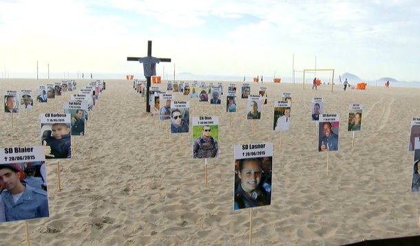Policiais mortos no Rio de Janeiro foram homenageados em um ato na Praia de Copacabana, na zona sul da cidade; durante a manifestação, policiais, familiares e moradores do Rio depositaram flores em frente a fotos de agentes mortos espalhadas na areia da praia; segundo Antônio Carlos Costa, presidente da ONG Rio de Paz, responsável pela manifestação, o principal objetivo do ato é cobrar ações do governo do estado para garantir a segurança dos policiais e o amparo a parentes e agentes feridos; no último domingo (6), por exemplo, dois PMs da UPP do Jacarezinho foram assassinados por criminosos