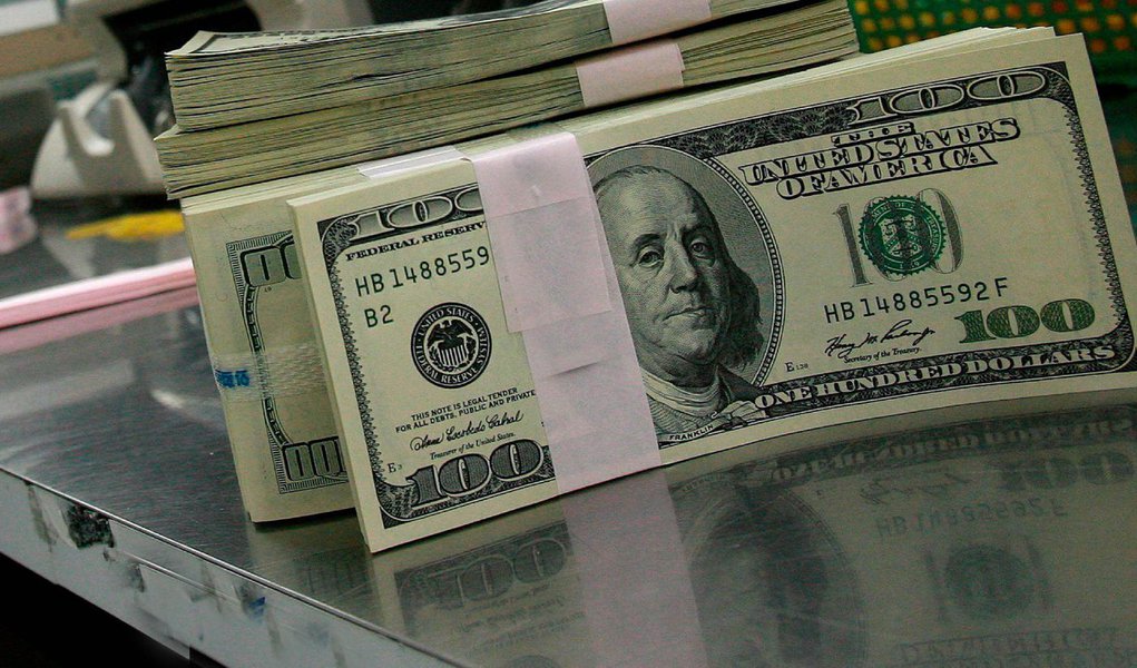 Dólar reduzia a alta para pouco mais de 1% sobre o real nesta segunda-feira, 31, em meio à briga pela formação da Ptax de agosto, taxa calculada pelo BC que serve de referência para diversos contratos cambiais, favorável a suas operações; às 12:42, o dólar avançava 1,24%, a R$ 3,6298 na venda; na máxima da sessão, o dólar subiu 2,77%, a R$ 3,6845, maior nível intradia desde 16 de dezembro de 2002, quando foi a R$ 3,7000